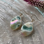 虹色花びら 夜光貝 14kgf ピアス (イヤリング変更可)