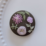 刺繍くるみボタン（ヘアゴム/ブローチ）