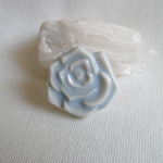 青萩釉薬の薔薇帯留め