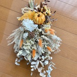 秋のハロウィンスワッグ（英字新聞を添えて）