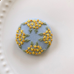 刺繍くるみボタン（ヘアゴム/ブローチ）