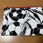 １６センチファスナー使用再販😊✖︎２サッカーボール⚽️とスパイク柄(フラットポーチ)