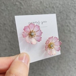 華奢なコスモス　ディップアート　ディップフラワー　ピンクベージュ　薄紫　サージカルステンレスピアス/ニッケルフリーイヤリング  金属アレルギー対応　揺れない