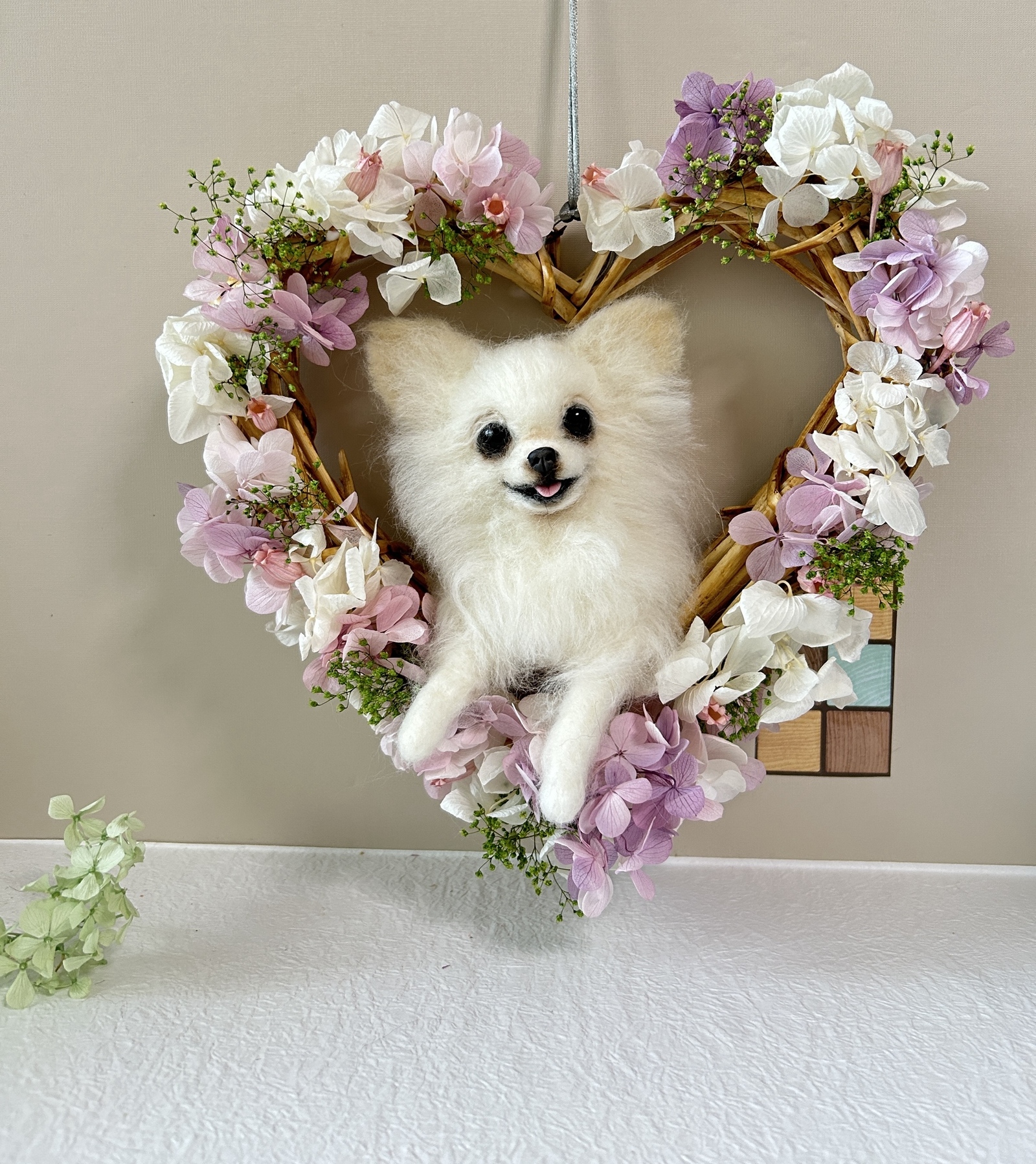 羊毛フェルト ポメラニアンのフラワーバスケット クリーム - ぎんじり