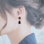 バルティックアンバー（琥珀）とブラックオニキスの秋色ピアス＊サージカルステンレスピアス＊イヤリングに変更可能＊金属アレルギー対応＊