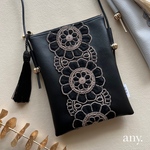 【受注制作🪡】インド刺繍リボンスマホポシェット classy flower✨black🖤スマホショルダー お散歩ショルダー サコッシュ　再販4