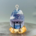 真夜中の鳥居の卵型レジンネックレス チャーム キーホルダー 空玉レジン 雲レジン