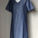 Vネックのシンプルなワンピース    