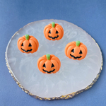 【季節限定ボタン】〖季節商品〗可愛いハロウィンかぼちゃのオバケ(ジャック・オ・ランタン)ボタン☆1セット4個入り☆ハロウィンの仮装の衣装の装飾や、ゴムを通してヘアゴム等にするのにおすすめです♡