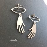 大ぶりシルバーピアス  唇×手　個性的ピアス イヤリング     / 金属アレルギー対応　サージカルステンレスピアス　樹脂ピアス  ハロウィン