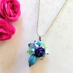 薔薇ブーケのネックレス(紺)