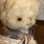 ぽったりお腹のスカーフを巻いたねこ