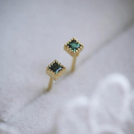 【再販】極小 エメラルド スタンドピアス／ 樹脂イヤリング／樹脂ピアス  ミニピアス 小ぶり セカンドピアス 小さめ 通勤ピアス
