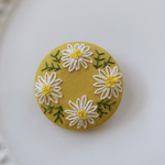 刺繍くるみボタン（ヘアゴム/ブローチ）