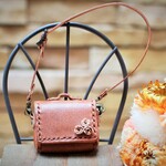 ☆ドール　鞄　お花　　ショルダーバッグ　茶色　ブラウン　☆ 　ピュアニーモ　ブライス　ミディ　ワンダーフロッグ　オビツ１１  1/6ドール　☆牛ヌメ革　ミニチュア