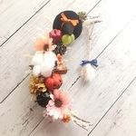 ハロウィンリース🎃魔女の手作り箒と帽子付きW(約25cm三日月）敬老の日のプレゼント　リモート部屋　玄関リース　結婚祝い　出産祝い　新築祝い　誕生祝い