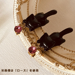 【再販】真っ赤なスワロフスキーに戯れる黒猫ちゃんピアス/イヤリング