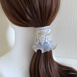 インド刺繍　インド刺繍リボン　ボタン付き　ポニーフック　刺繍リボン　水色　ブルー　ホワイト　フリル　　花柄　フラワー　＊　ヘアアクセサリー　結婚式　お呼ばれ　ギフト　プレゼント　髪飾り