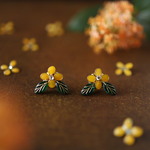 小さな金木犀と葉っぱのピアス／イヤリング