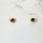 パイライトのピアス／４ミリ／小さめ／小粒／シンプルピアス／個性的／誕生石／サージカルステンレス／つけっぱなしOK