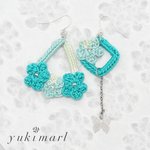 蝶々　ゆらゆら　お花のフープピアス　イヤリング　アシメトリー（グリーンミックス×エメラルド）