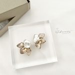 数量限定【〜Greige Pearl〜】淡水パールとグレージュ花びらのピアス・イヤリング／冬ピアス・冬イヤリング