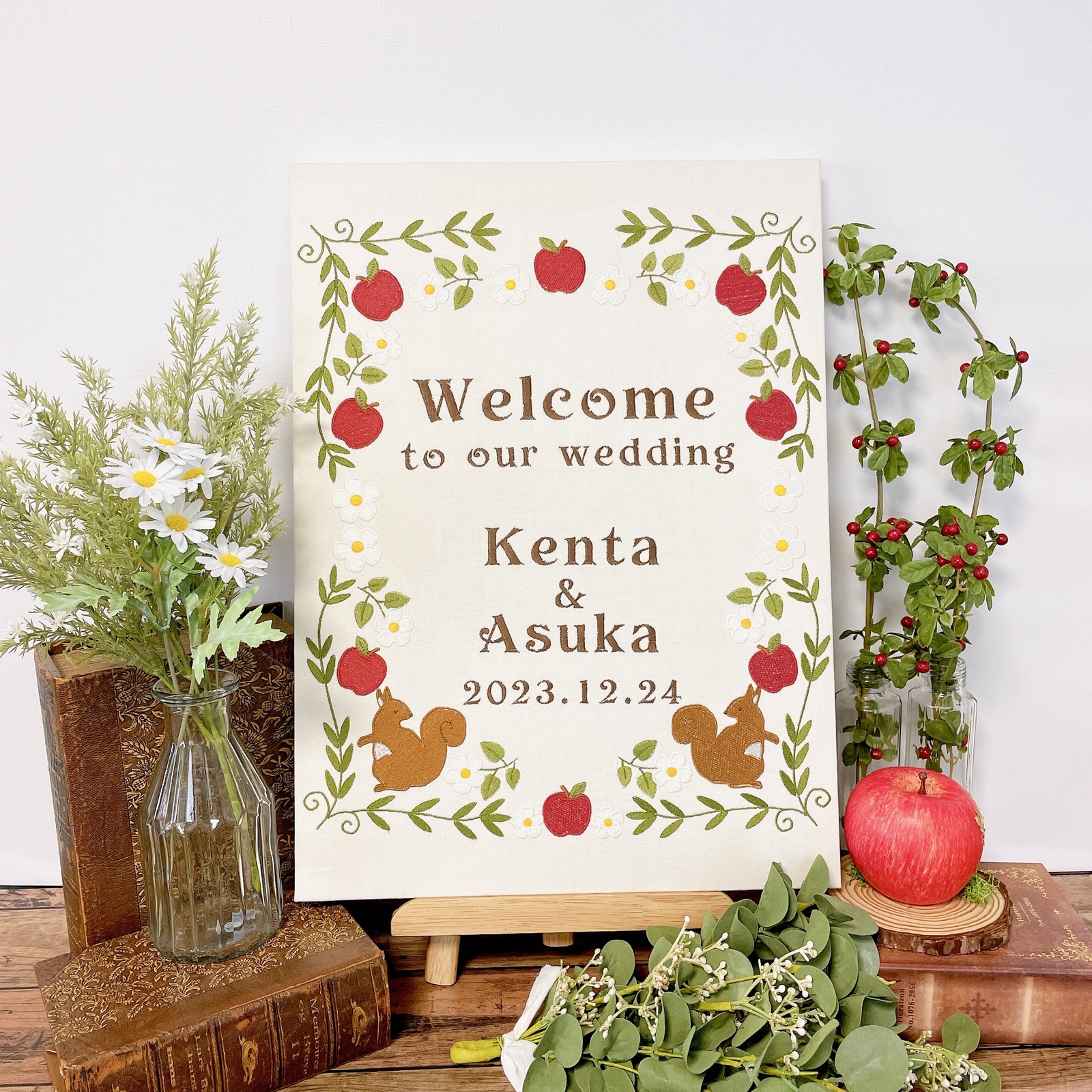 ウェルカムボード　リスとりんご刺繍　アイボリー　ウェディング　結婚式　名入れ 送料無料】リスとリンゴ刺繍の秋色ウェルカムボード 結婚式