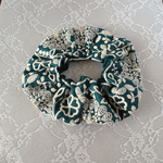 【シュシュ】インド刺繍リボン🎀グリーン・ホワイト刺繍