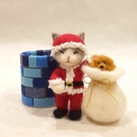 羊毛フェルトのクリスマス飾り　猫サンタクロース