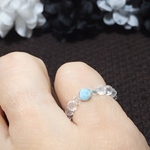 ※サイズ変更無料【金具不使用】【愛と平和の象徴】ラリマー とスワロ、キラキラ水晶のピンキーリング