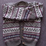 生成りと灰味茶の編み込みカーディガン