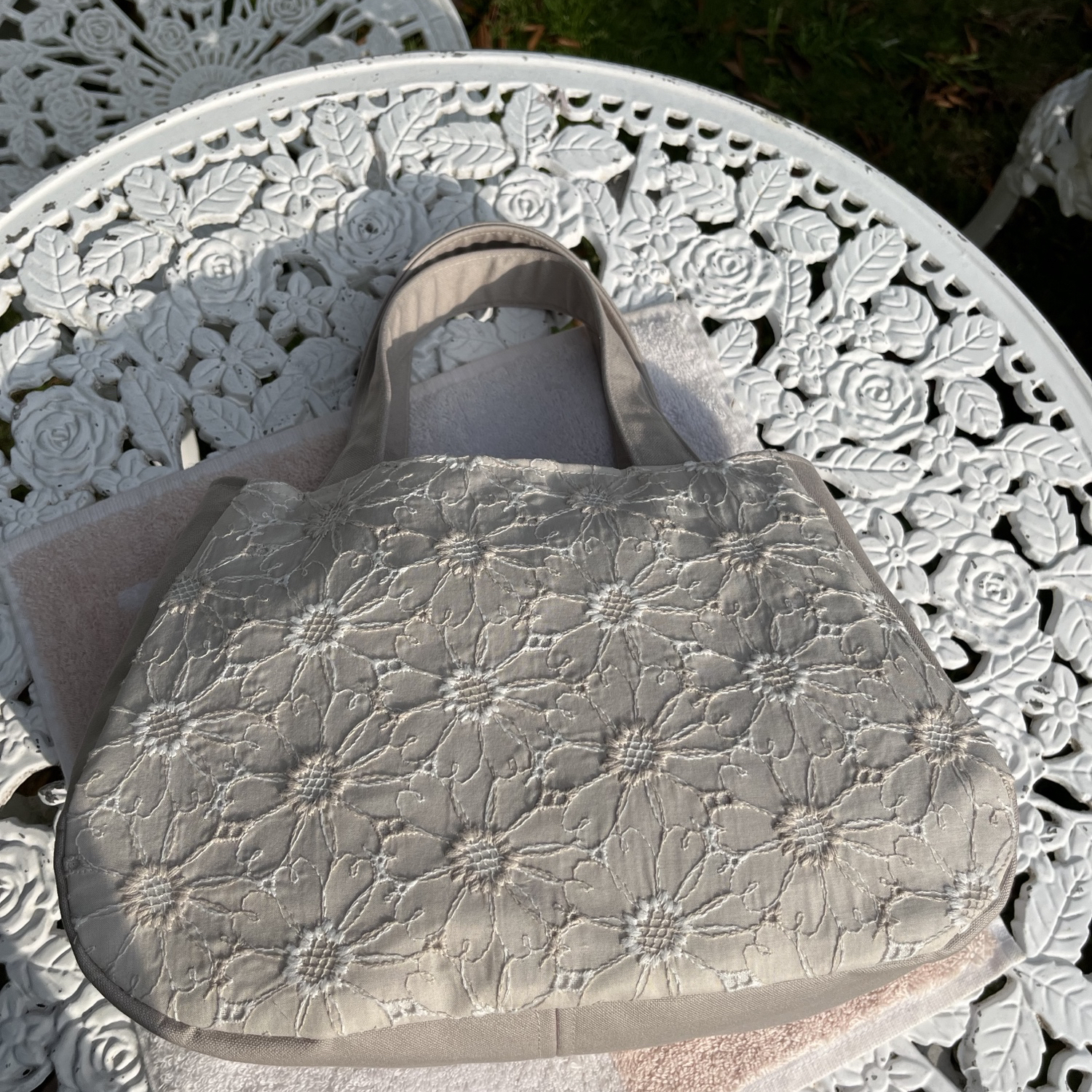 （再販2）トートバッグ　マーガレット刺繍生地　ピンクベージュ色　帆布生地　グレージュ色　ラウンドトートバッグ　ギフト　プレゼント
