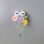 なかよしシマエナガとお花のブローチ　つまみ細工　ちりめん　アクセサリー　　鳥　フラワー　結婚式　卒業式　入学式　コンサート　ライブ　プレゼント　bird　flower