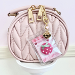 アイドル❣️キーホルダー　　ライトパープルのリボンに使用しているピンクのいちごです🍓