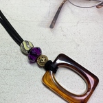 べっこう風のスクエアチャームのペンダントです