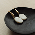 天然シェルのフックピアス