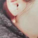 オレンジピンクカラーのひと粒淡水パールピアス