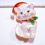 クリスマス帽子をかぶった猫ちゃんのブローチ 白猫 ビジュー
