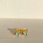 エメラルド 【ザンビア産】 3mm サージカルステンレス製 ピアス ゴールドカラー