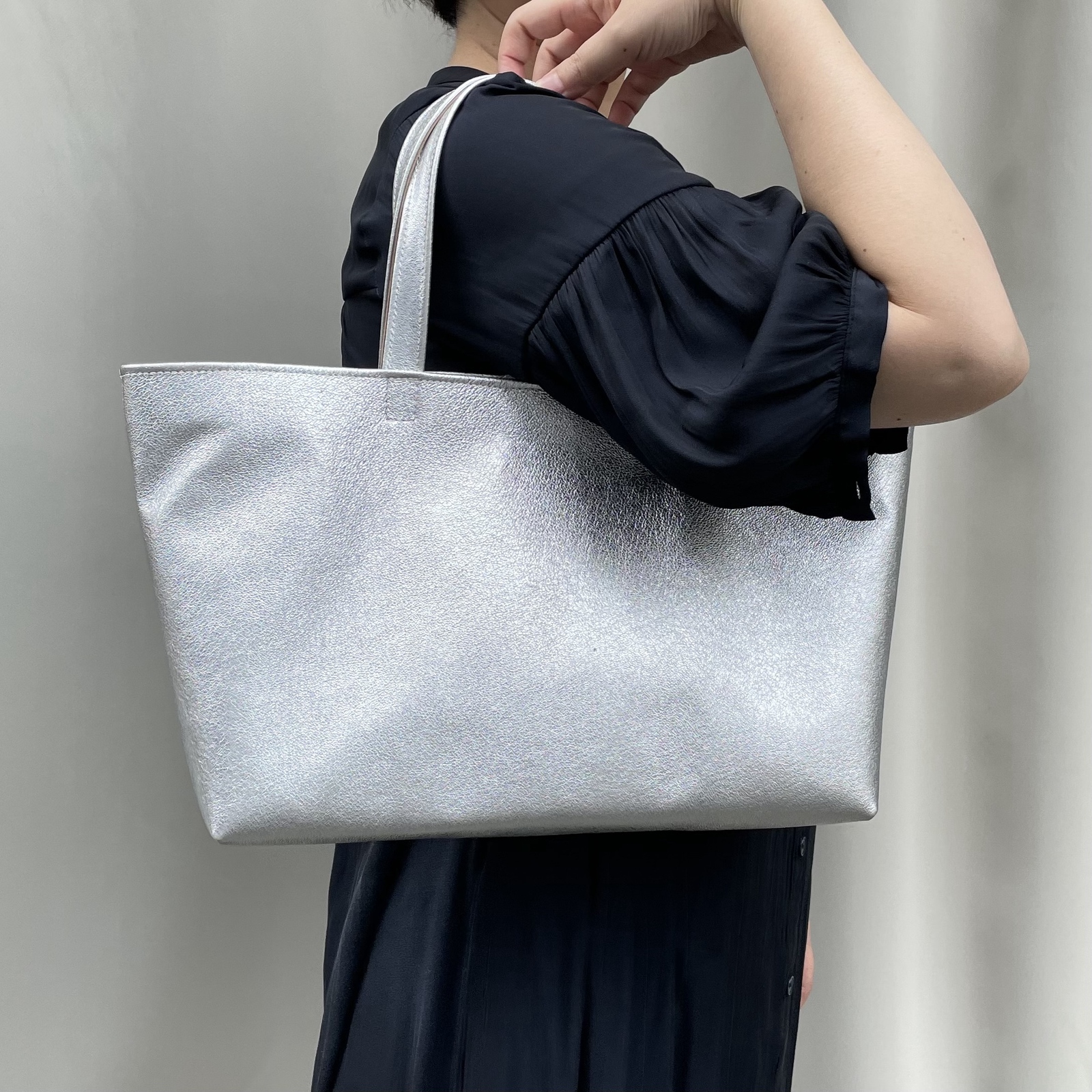 ピッグスキンのトートバッグ シルバー - nasturtium（革工房