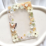 〖 送料¥0 〗水彩画の花畑に舞う蝶のトレカケース