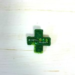 エメラルドの葉のクロスブローチ