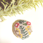 スターチスとアネモネ  刺繍ブローチ