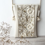 【new】［ホワイト］インド刺繍リボン　合皮　フェイクレザー　スマホショルダーバッグ　スマホポシェット