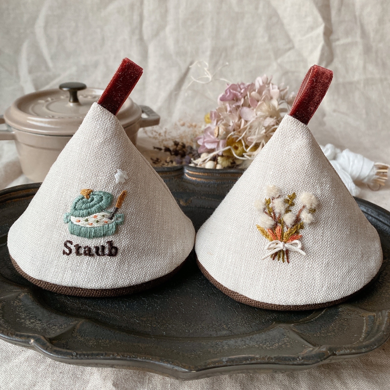 【まりこ】手刺繍　三角鍋つかみ　STAUB STAUB ストウブ 三角鍋つかみ ユーカリ コットンフラワーのブーケ 刺繍