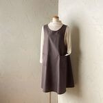 チャコール無地　綿ポリ　横ボタンのふんわりすっきりフレアーエプロンドレス　着丈100