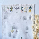 ［F］ 2024年刺繍カレンダー/壁掛けカレンダー/B3サイズ/刺繍インテリア/ファブリックカレンダー