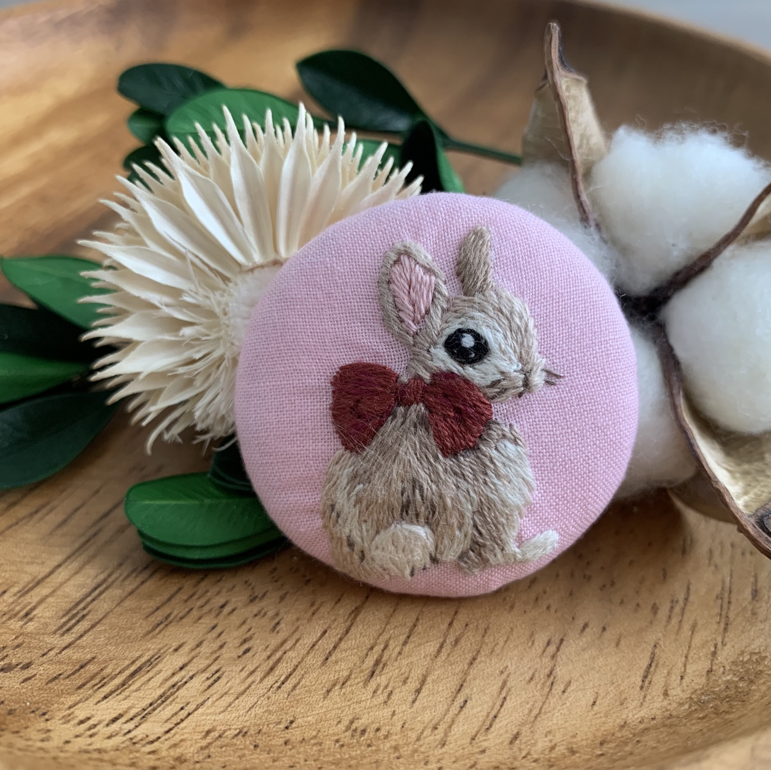刺繍ブローチ×くるみボタン　オーダー品 受注制作】ラベンダーを刺繍したくるみボタンブローチ ブローチ