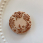 刺繍くるみボタン（ヘアゴム/ブローチ）