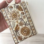 【再販】【秋冬新作】［ホワイト］インド刺繍リボン　合皮　フェイクレザー　カラビナ付きポーチ